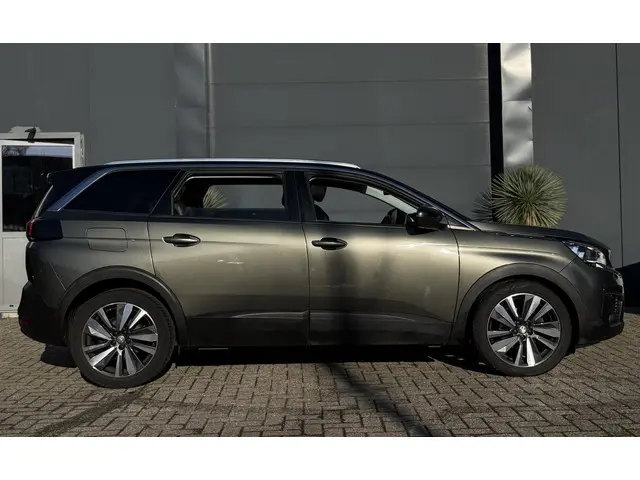 Peugeot 5008 1.2 PureTech/ Navi/PDC/AUT/7-Zits 2019 Benzine 22