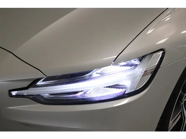 Volvo V60 2.0 B4 R-Design 2021 Benzine 35