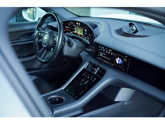 Porsche Taycan Performance 84 kWh 2021 Elektrisch 36