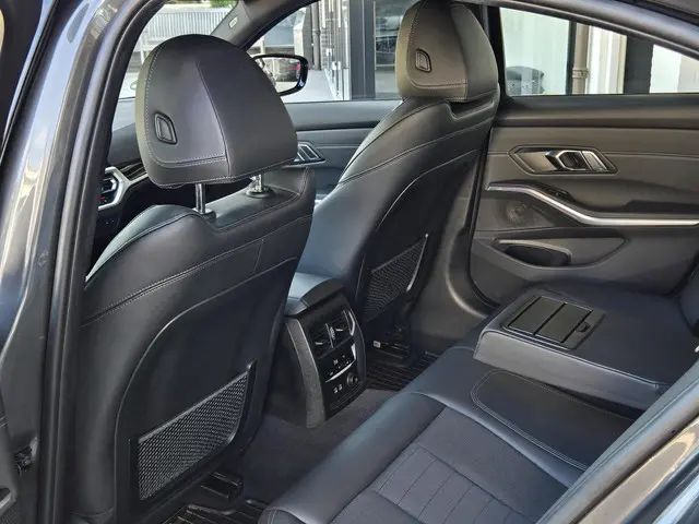 BMW 3 Serie 320i Executive Edition 2019 Benzine 7