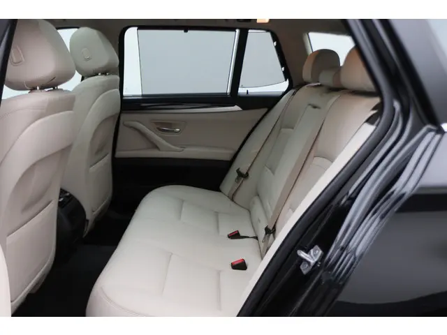 BMW 5 Serie Touring 535i Luxury Edition 2016 Benzine 16