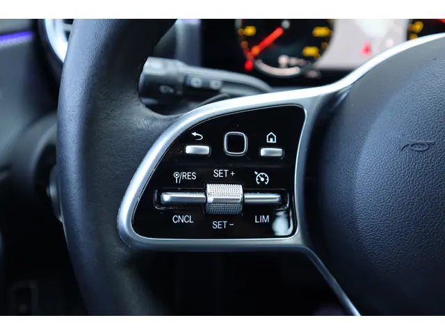 Mercedes-Benz A-Klasse 250 e Luxury 2021 Hybride Benzine 29