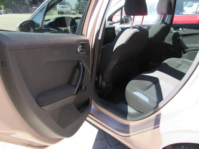 Peugeot 208 1.6 VTi Allure Rosé goud 2013 Benzine 7