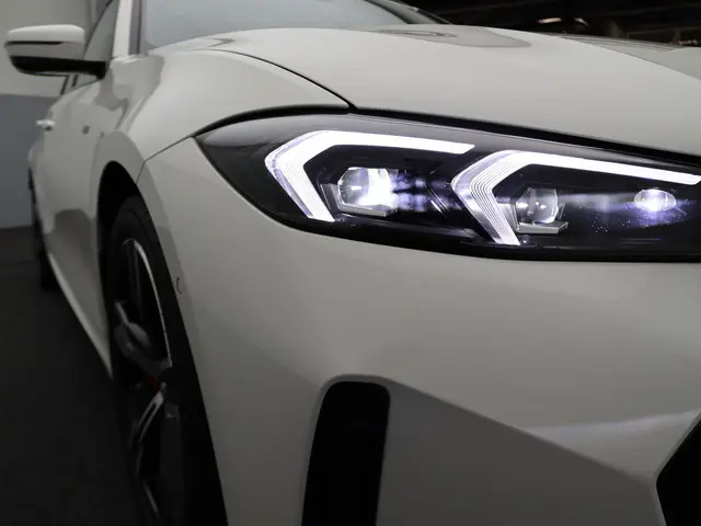 BMW 3 Serie Touring 318i 2024 Benzine 18