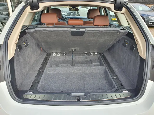 BMW 5 Serie Touring 528xi High Executive 2014 Benzine 34