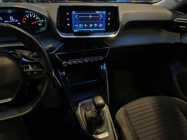 Peugeot 2008 1.2 PureTech Active 2022 Benzine 26