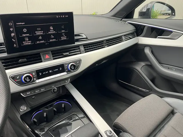 Audi A4 Avant 40 TFSI S-Line Competition 2023 Benzine 11