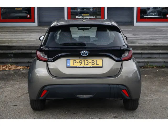 Toyota Yaris 1.5 Hybrid Active 2022 Hybride Benzine 6