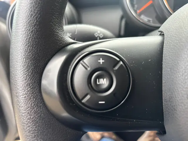 MINI One Mini 1.5 Pepper Navi 2018 Benzine 11