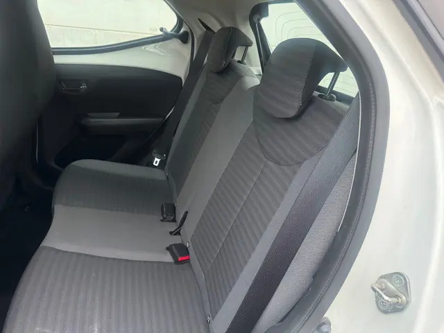 Toyota Aygo 1.0 VVT-i x-play Airco carplay 2019 Benzine 12