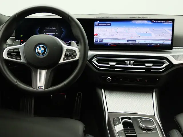 BMW 3 Serie Sedan 330e 2024 Hybride Benzine 29