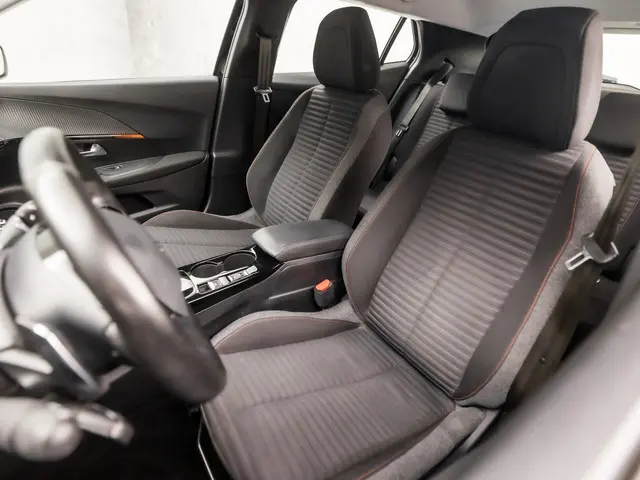 Peugeot 2008 1.2 PureTech Allure Sport 2022 Benzine 13