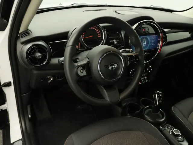 MINI 5-Deurs Cooper 2024 Benzine 10