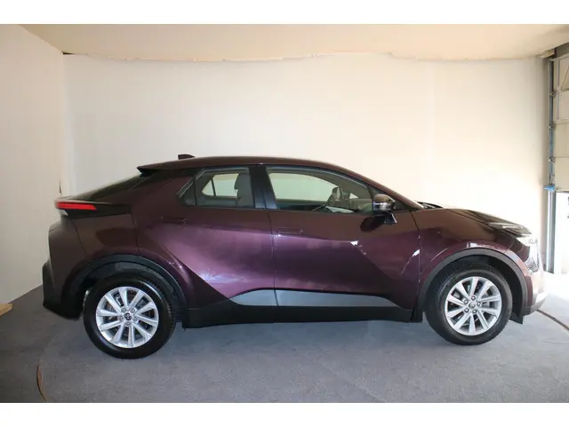 Toyota C-HR 1.8 Hybrid 140 Active 2024 Hybride Benzine 3