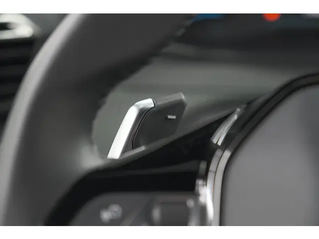 Peugeot 2008 1.2 Hybrid 136 Style 2025 Hybride Benzine 30