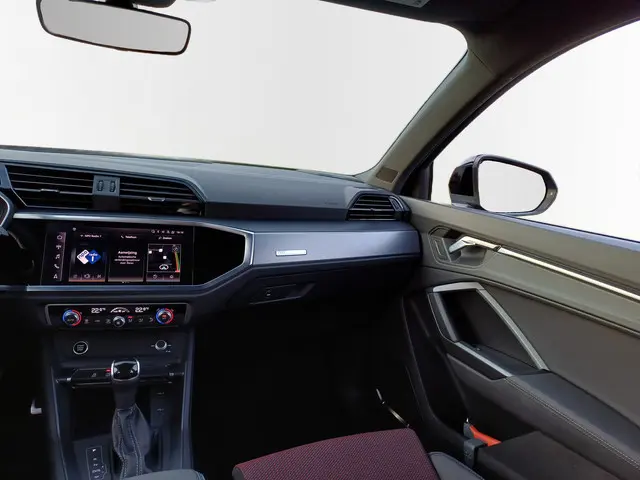 Audi Q3 35 TFSI S edition 2021 Hybride Benzine 31