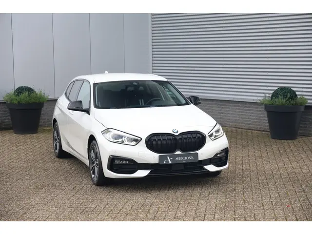 BMW 1 Serie 118i Executive Sportline Aut. 2021 Benzine 10