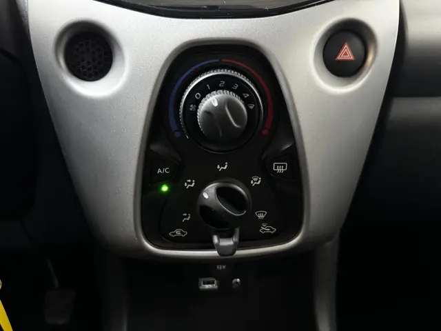 Toyota Aygo 1.0 VVT-i x-play automaat 2017 Benzine 20