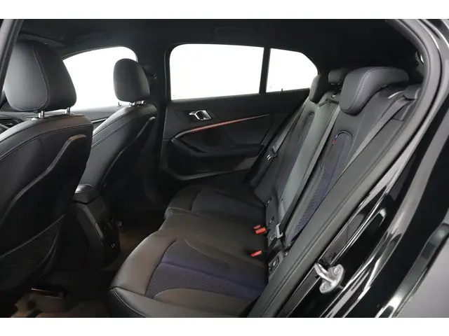 BMW 1 Serie 118i Executive Edition 2021 Benzine 15