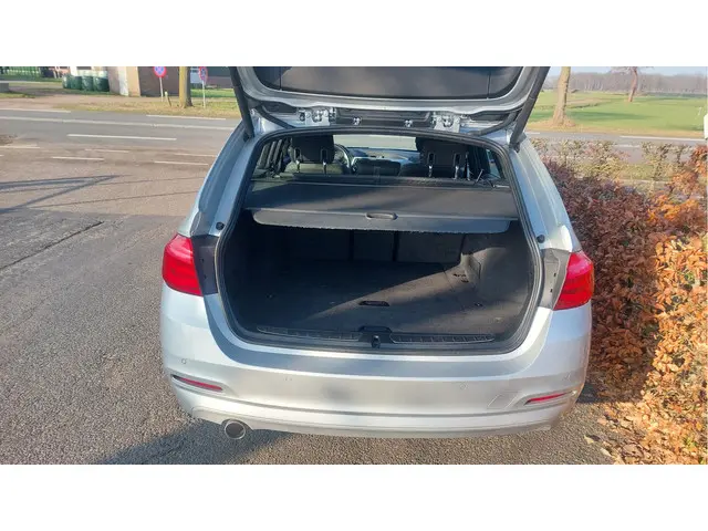 BMW 3 Serie Touring 318i Executive 2018 Benzine 12