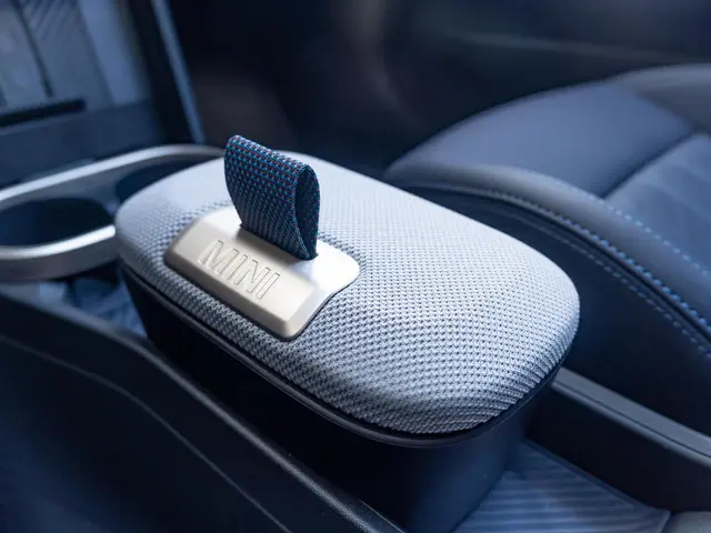 MINI 5-Deurs Cooper C Favoured 2025 Benzine 24