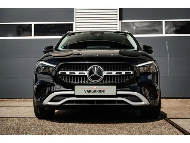 Mercedes-Benz GLA 180 Business Line 2023 Benzine 4