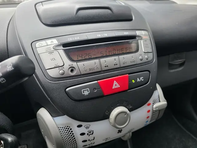 Toyota Aygo 1.0 VVT-i Now 2013 Benzine 18