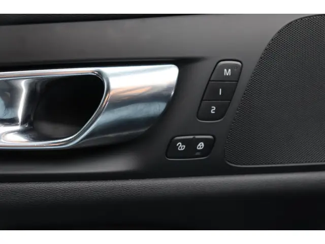 Volvo V60 2.0 T4 R-Design org. NL-auto 2019 Benzine 30