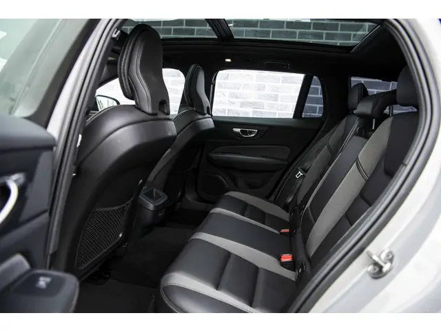 Volvo V60 2.0 B4 Plus Dark 2023 Benzine 9