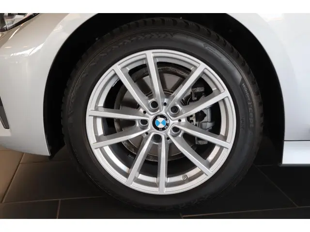 BMW 3 Serie Touring 318i Executive Edition 2021 Benzine 12