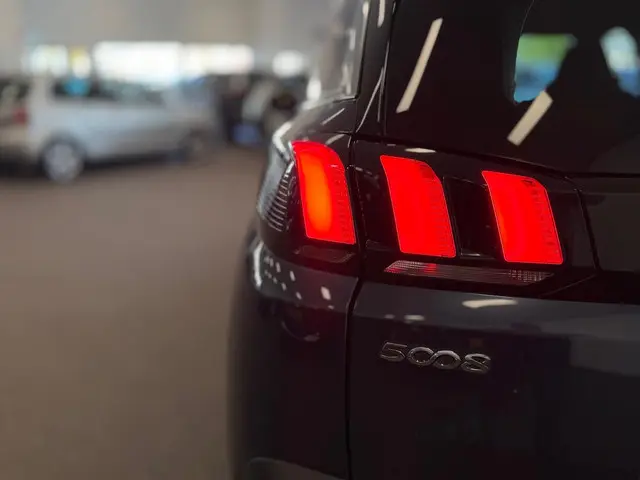 Peugeot 5008 1.2 PureTech Allure 2019 Benzine 12