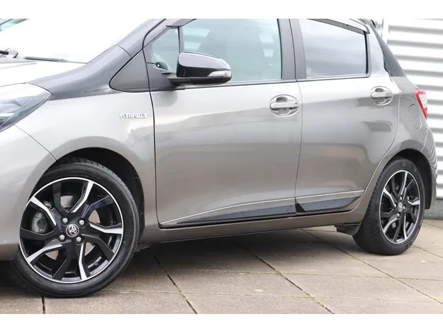 Toyota Yaris 1.5 Hybrid Bi-Tone, 2017 Hybride Benzine 7