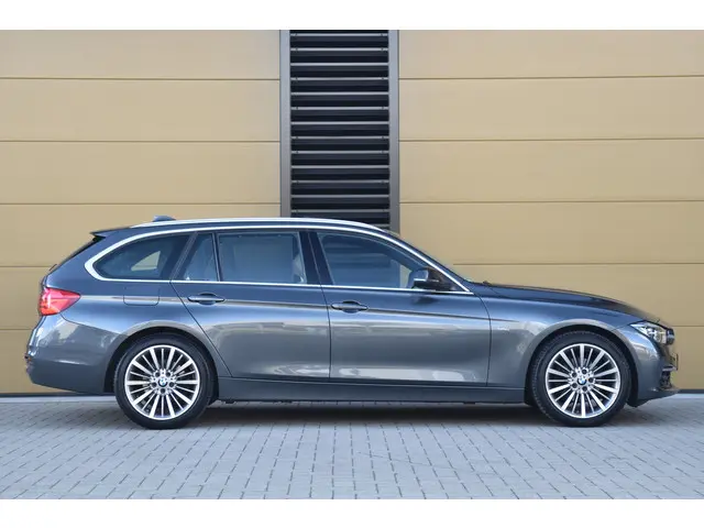 BMW 3 Serie Touring 320i Luxury Edition 2018 Benzine 8