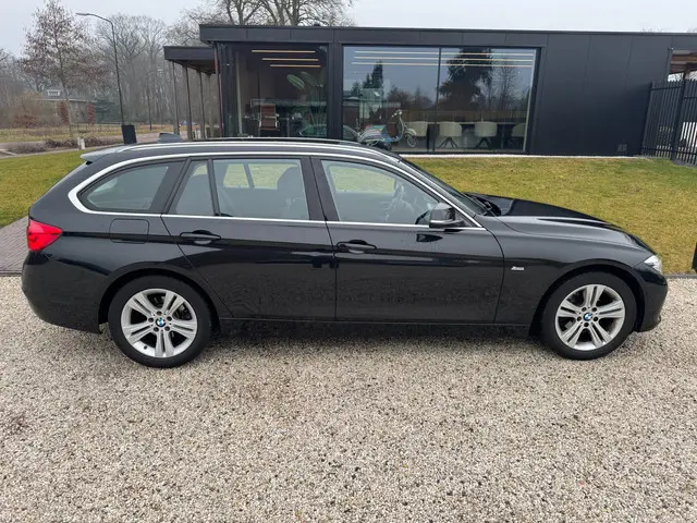 BMW 3 Serie Touring 318i Executive 2017 Benzine 9