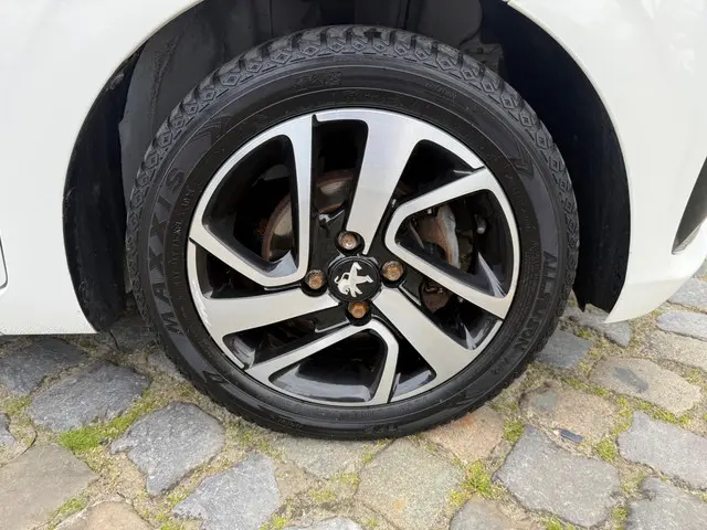 Peugeot 108 1.2 VTi Allure 2014 Benzine 19