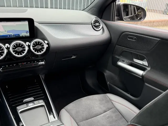 Mercedes-Benz GLA 250 e AMG Line 2024 Hybride Benzine 36