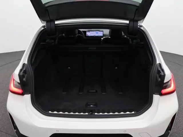 BMW 3 Serie Touring 330i 2024 Benzine 30