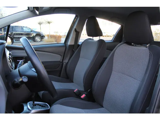 Toyota Yaris 1.5 Hybrid Trend 2015 Hybride Benzine 8