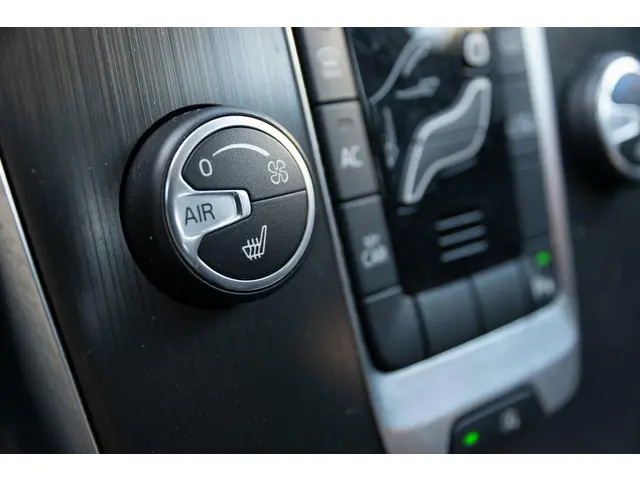 Volvo V40 T4 Momentum | Trekhaak | Xenon 2015 Benzine 2