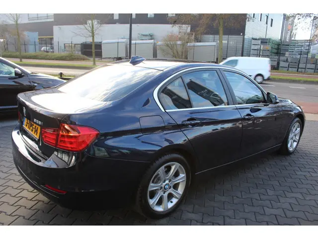 BMW 3 Serie 328i Executive 2014 Benzine 6