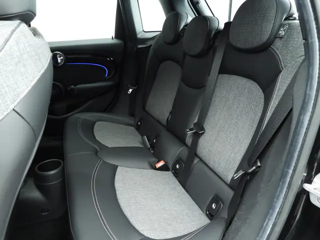 MINI 5-Deurs Cooper 2023 Benzine 8