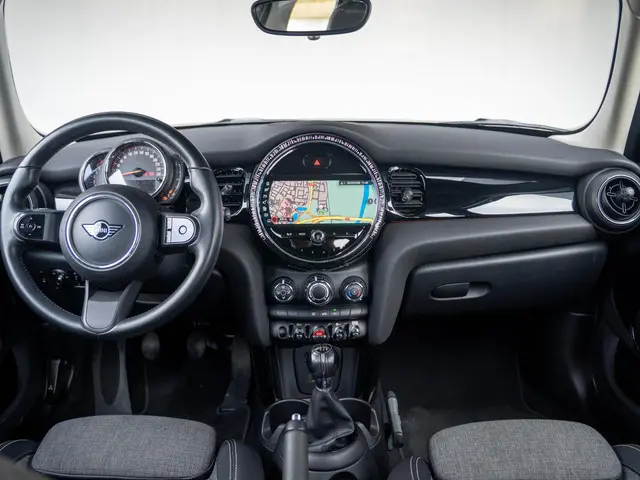 MINI 5-Deurs One 2022 Benzine 9