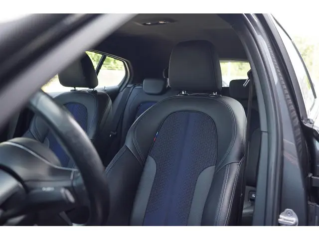 BMW 1 Serie 118i High Executive 2021 Benzine 2
