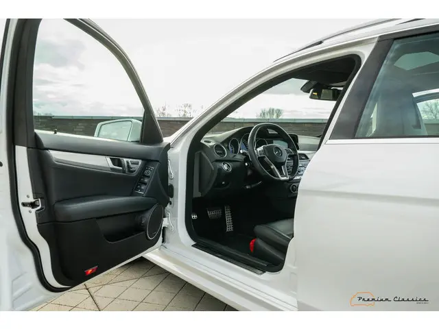 Mercedes-Benz C-Klasse C63 AMG Estate 2014 Benzine 29