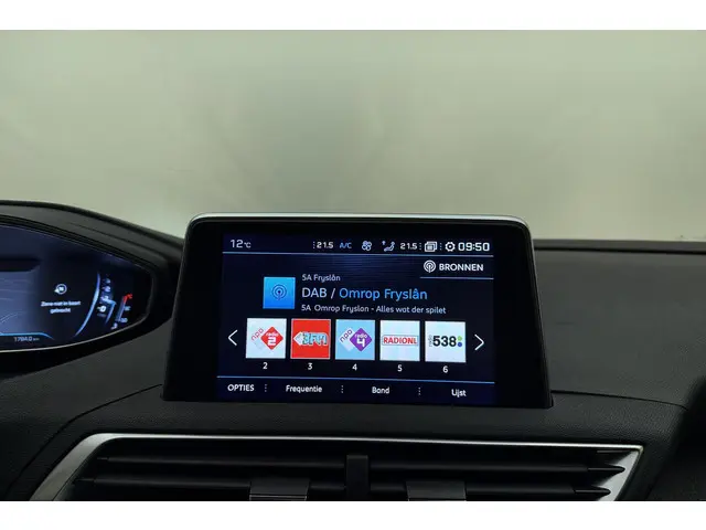 Peugeot 3008 1.6 e-THP Allure 2018 Benzine 23