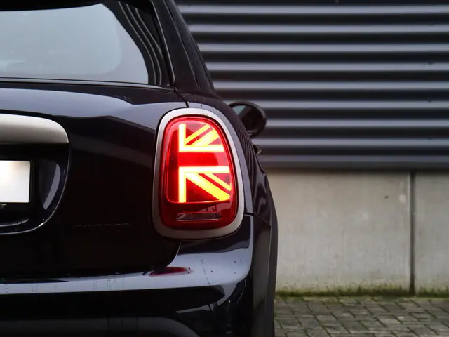 MINI 5-Deurs Cooper 2023 Benzine 35