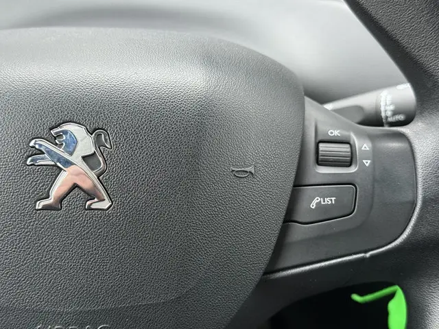 Peugeot 208 1.2 VTi Envy 2013 Benzine 15