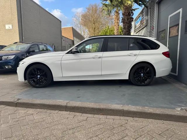 BMW 3 Serie Touring 318i AIRCO 2018 Benzine 2