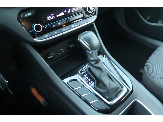 Hyundai IONIQ 1.6 GDi i-Motion 2018 Hybride Benzine 18