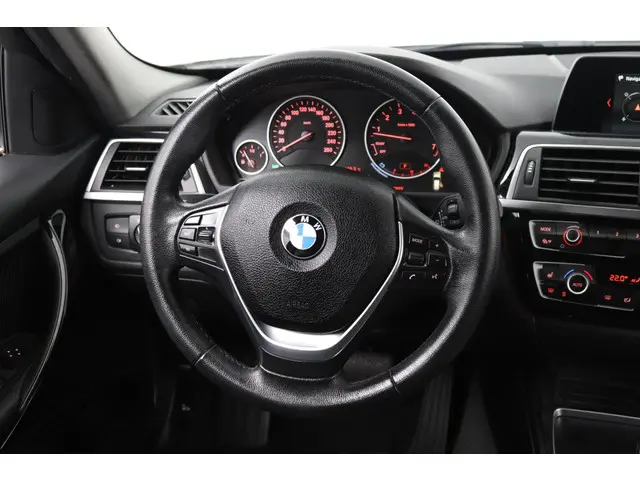 BMW 3 Serie Touring 320i Executive 2018 Benzine 18